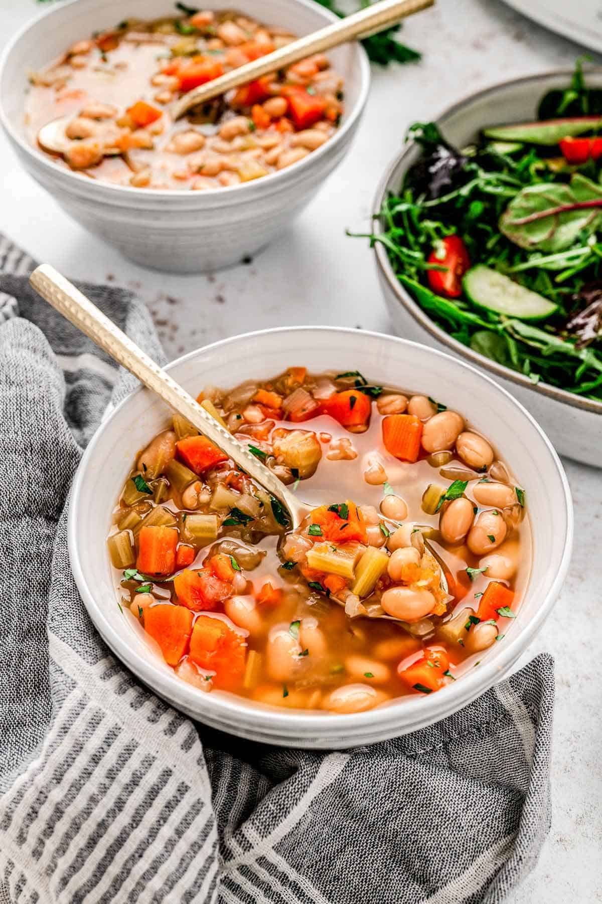 Easy Slow Cooker White Bean Soup Recipe