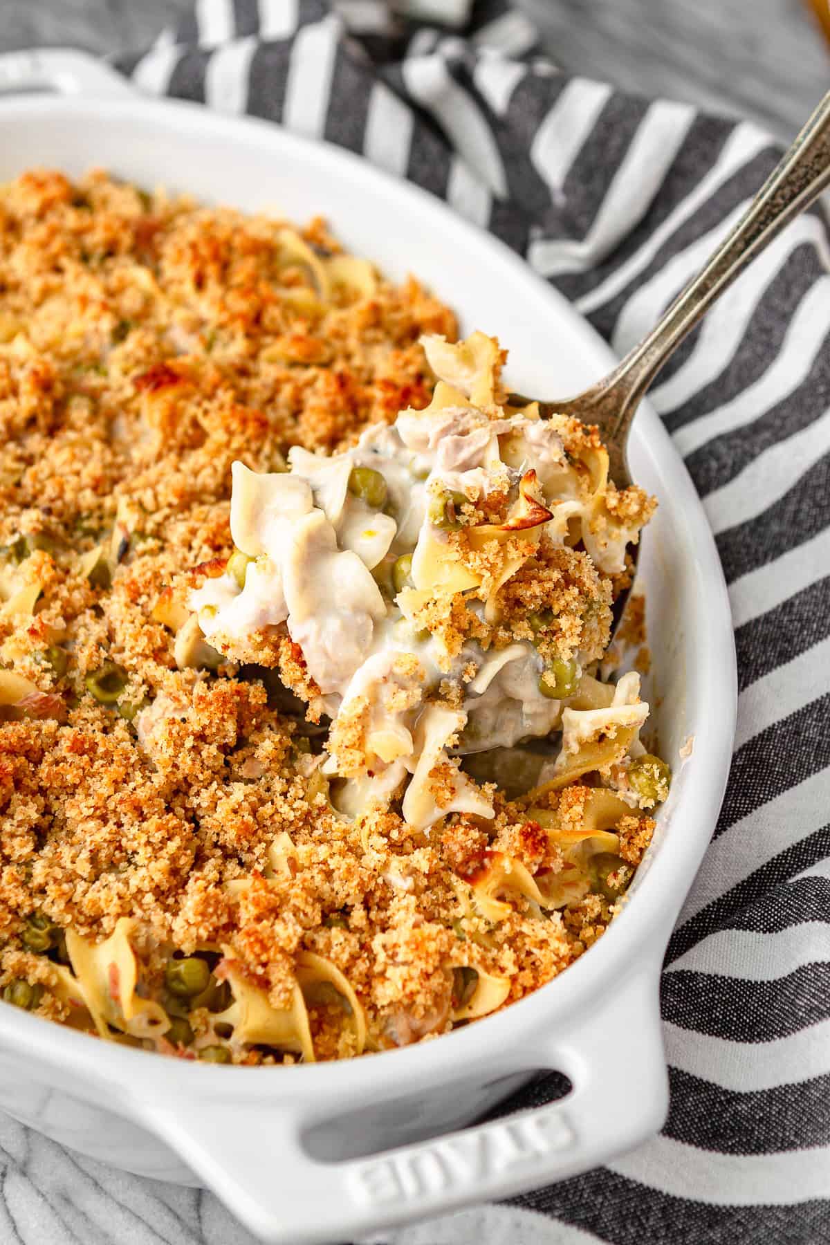 Easy Tuna Casserole With Egg Noodles (6 Ingredients!) 